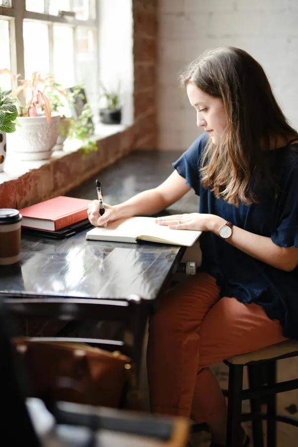 Illustration : une femme partage son histoire
