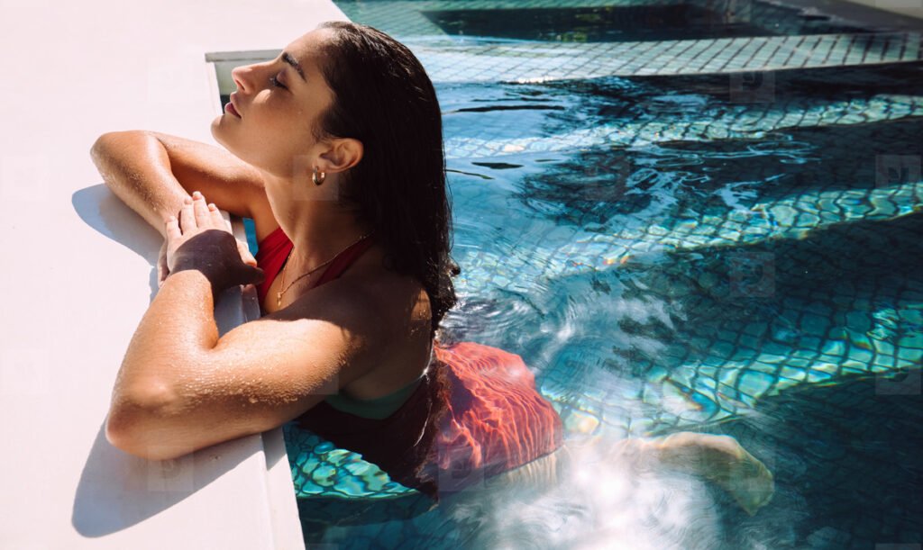 Femme accoudée au bord d'une piscine