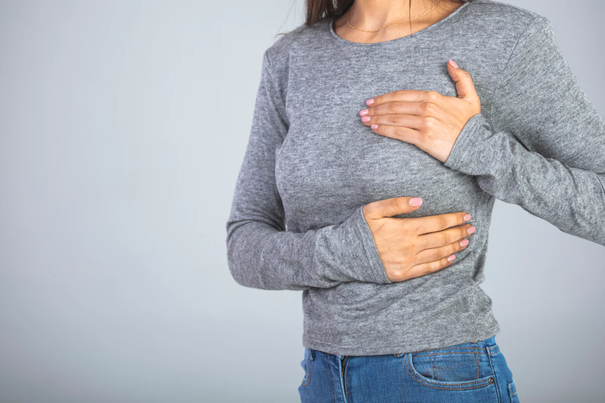 Douleur aux seins avant les règles : causes, explications et solutions
