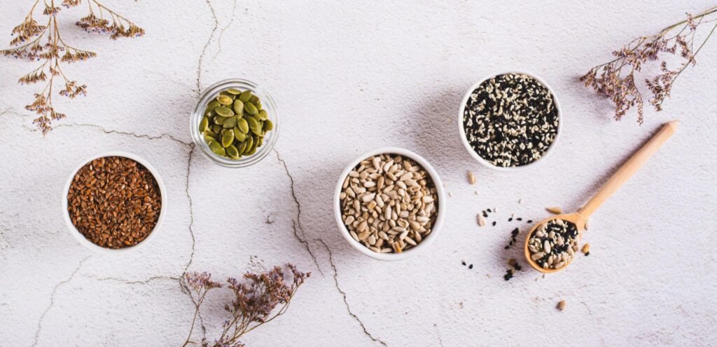 Seed cycling : 4 graines simples pour soutenir tes hormones et retrouver un cycle qui te ressemble