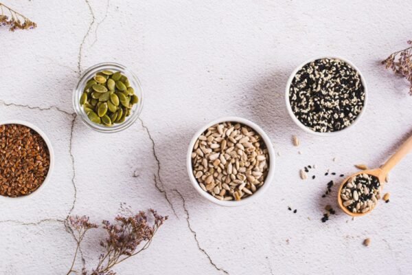 Bols de graines de lin, de courge, de sésame et de tournesol pour le seed cycling